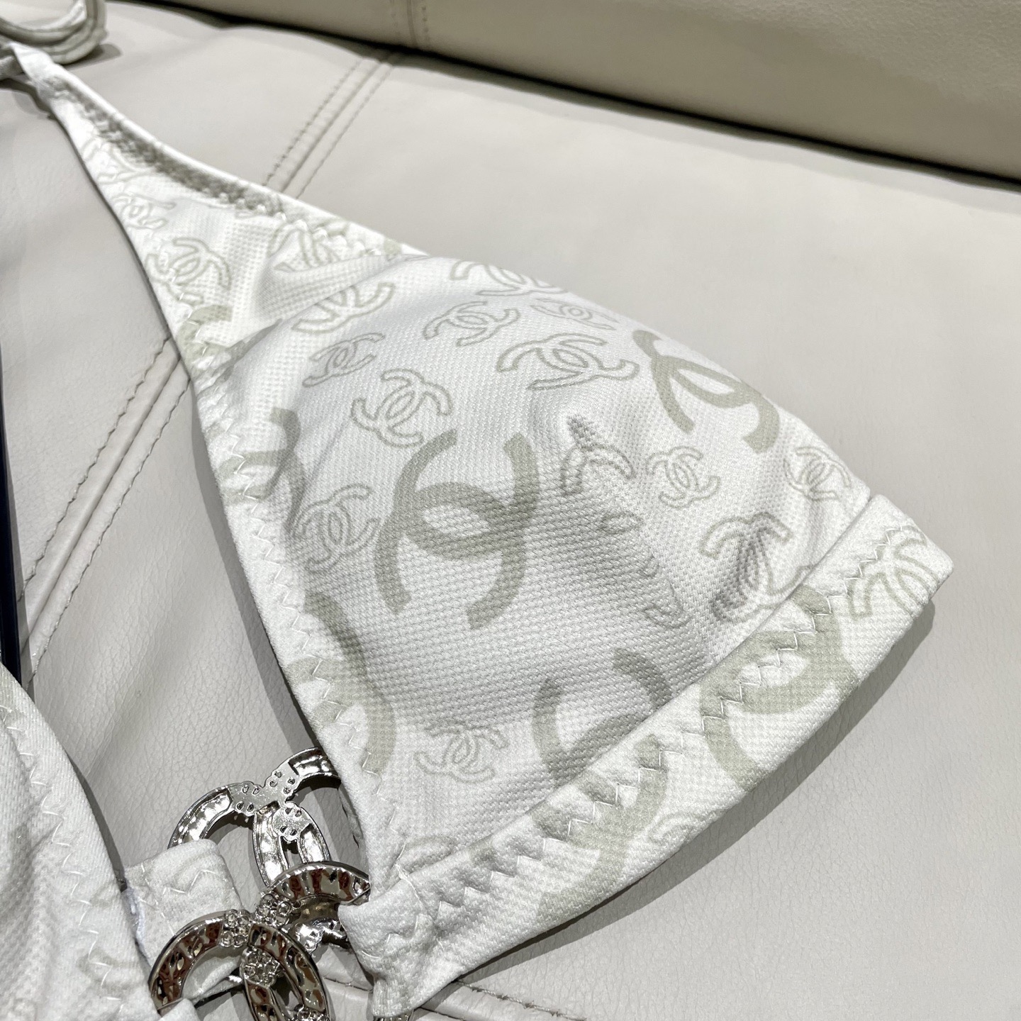 香奈儿新款连体泳衣😍🥰适合多种场景的游泳衣🏊‍♀️海边 游泳池 温泉 水上乐园 漂流都可以😌内搭也完全可