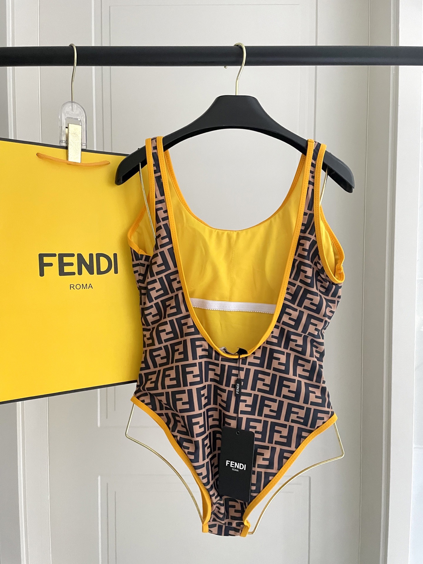 芬迪新款连体泳衣 😍🥰适合多种场景的游泳衣🏊‍♀️海边 游泳池 温泉 水上乐园 漂流都可以😌内搭也完全可