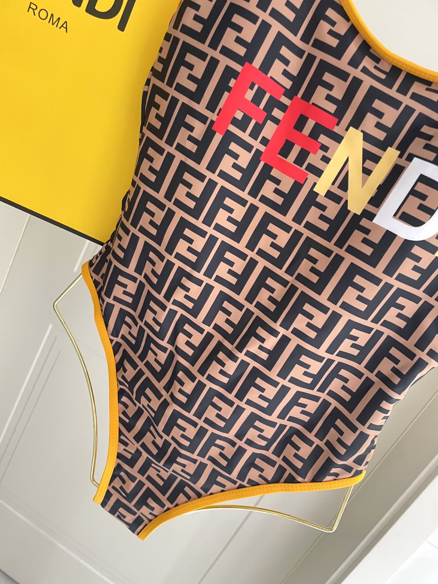 芬迪新款连体泳衣 😍🥰适合多种场景的游泳衣🏊‍♀️海边 游泳池 温泉 水上乐园 漂流都可以😌内搭也完全可