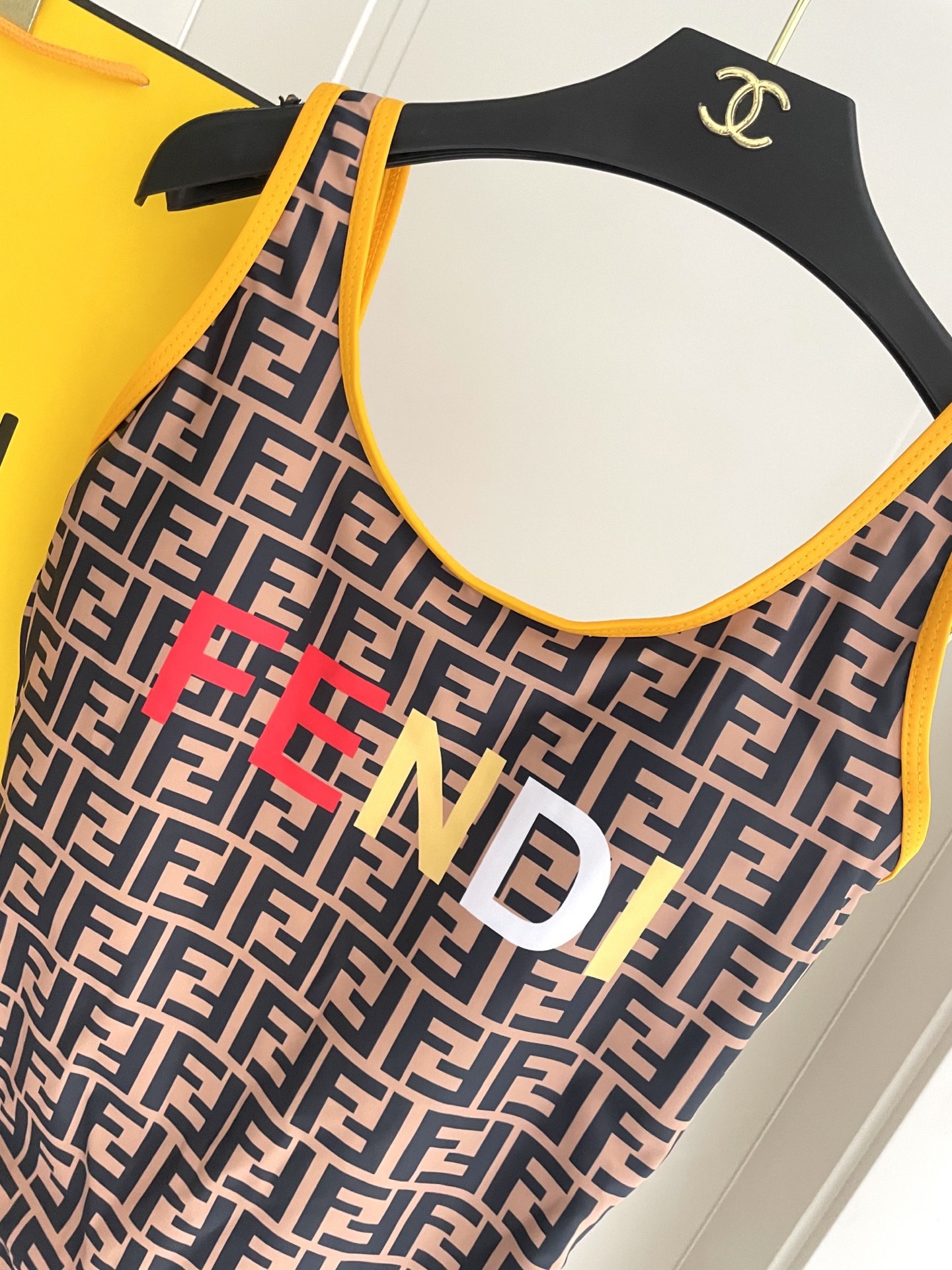 芬迪新款连体泳衣 😍🥰适合多种场景的游泳衣🏊‍♀️海边 游泳池 温泉 水上乐园 漂流都可以😌内搭也完全可