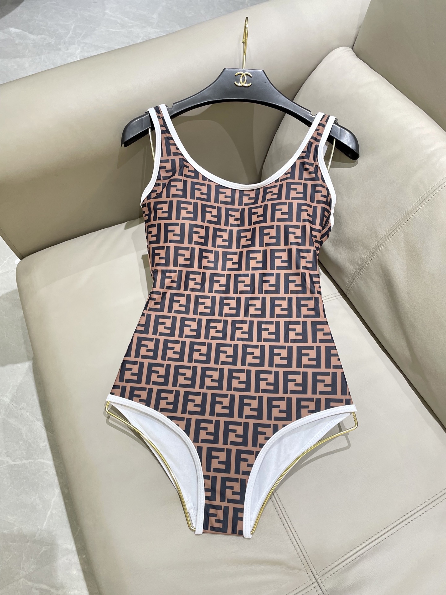 芬迪新款连体泳衣 😍🥰适合多种场景的游泳衣🏊‍♀️海边 游泳池 温泉 水上乐园 漂流都可以😌内搭也完全可