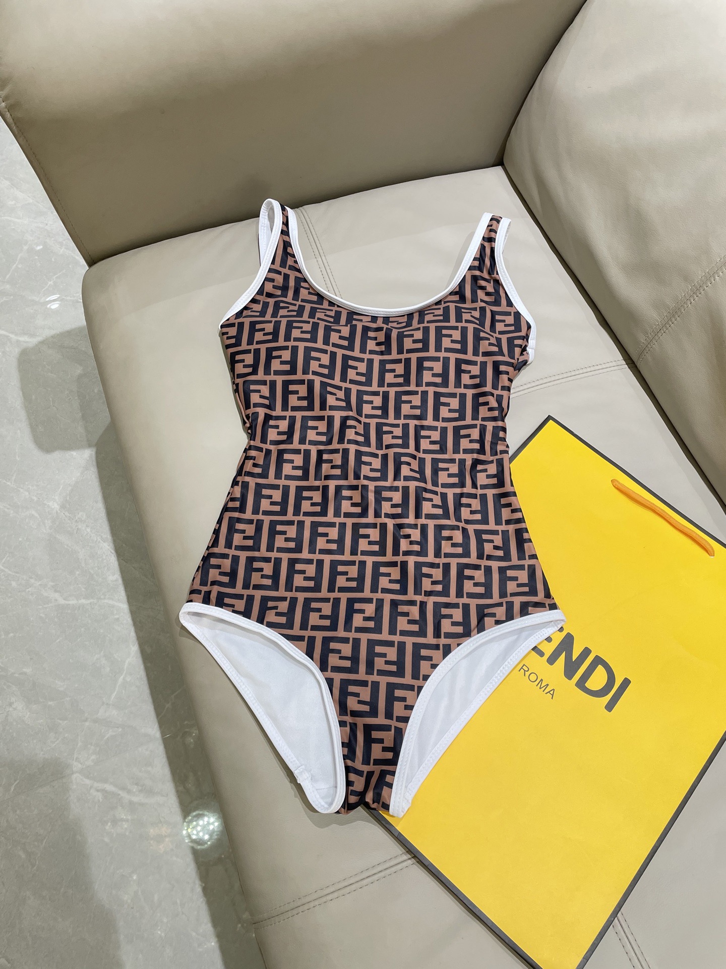 芬迪新款连体泳衣 😍🥰适合多种场景的游泳衣🏊‍♀️海边 游泳池 温泉 水上乐园 漂流都可以😌内搭也完全可