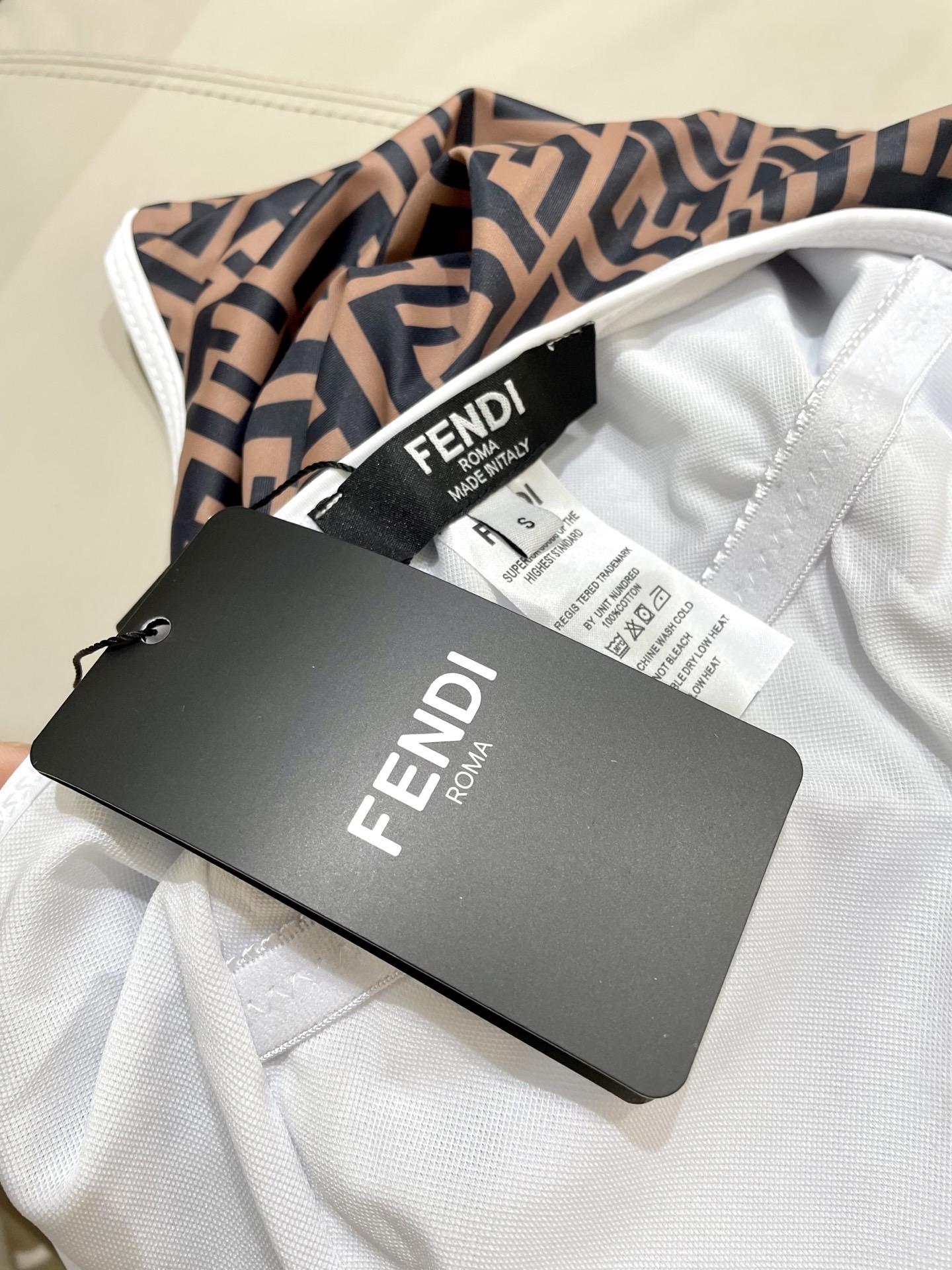 芬迪新款连体泳衣 😍🥰适合多种场景的游泳衣🏊‍♀️海边 游泳池 温泉 水上乐园 漂流都可以😌内搭也完全可