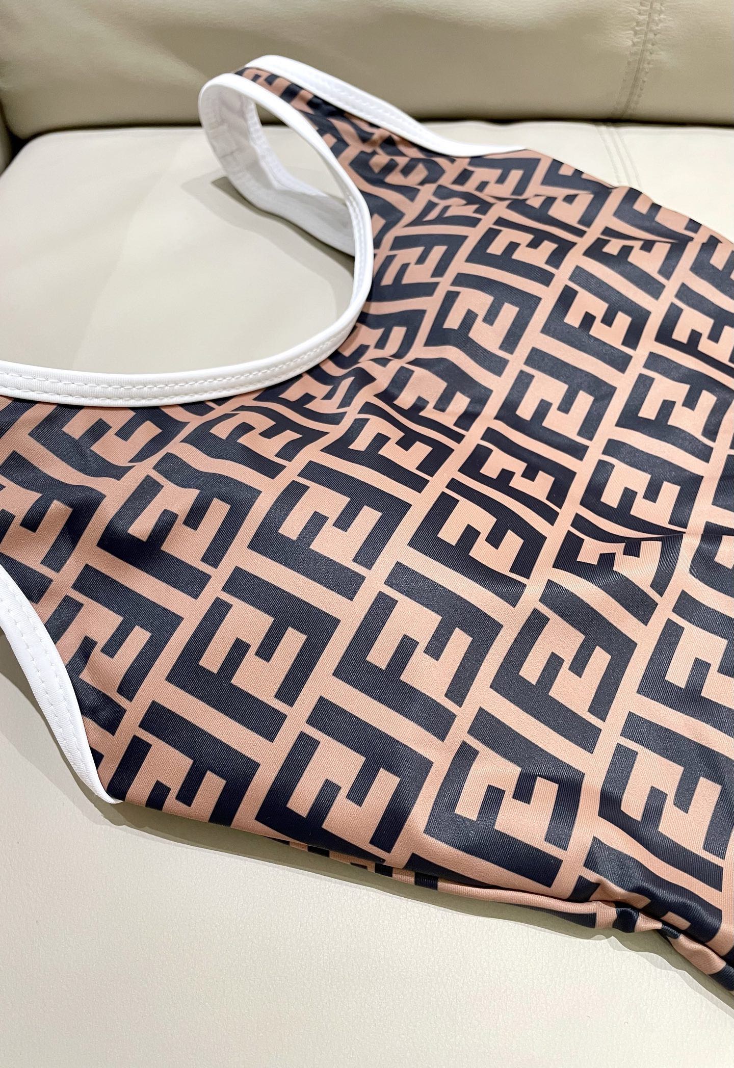 芬迪新款连体泳衣 😍🥰适合多种场景的游泳衣🏊‍♀️海边 游泳池 温泉 水上乐园 漂流都可以😌内搭也完全可