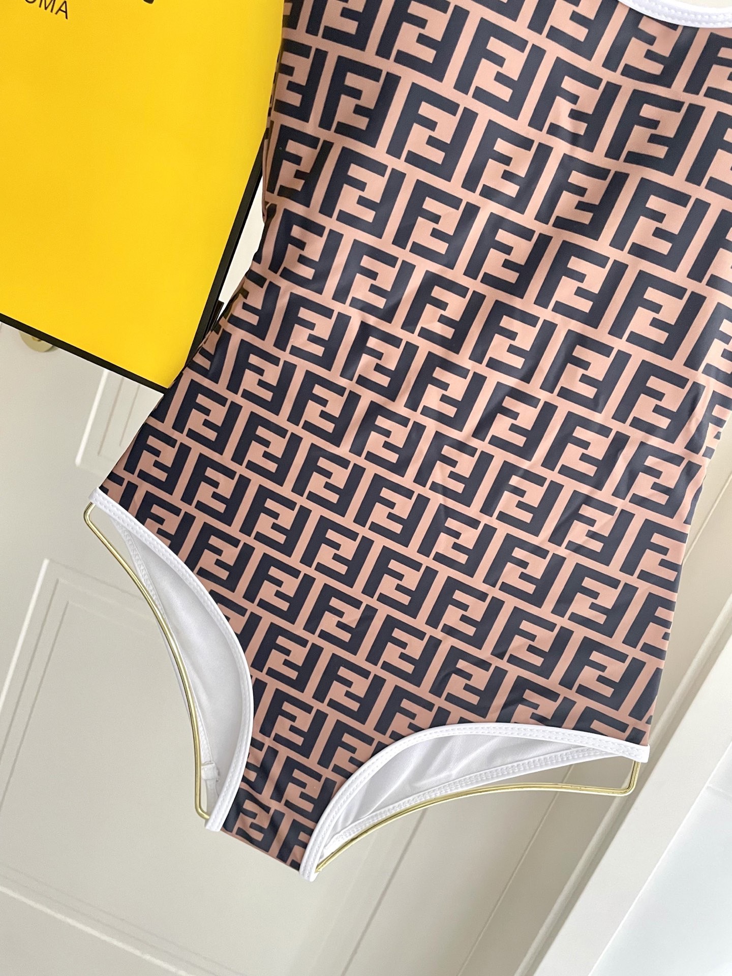 芬迪新款连体泳衣 😍🥰适合多种场景的游泳衣🏊‍♀️海边 游泳池 温泉 水上乐园 漂流都可以😌内搭也完全可