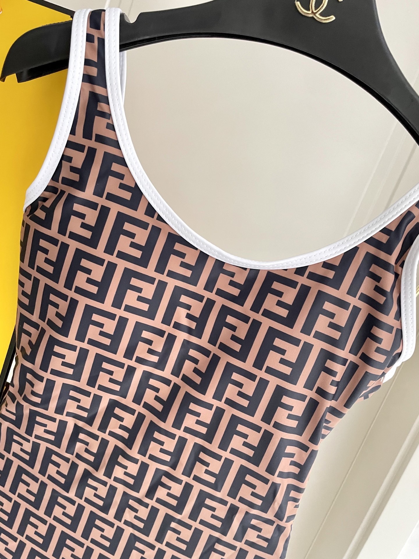 芬迪新款连体泳衣 😍🥰适合多种场景的游泳衣🏊‍♀️海边 游泳池 温泉 水上乐园 漂流都可以😌内搭也完全可