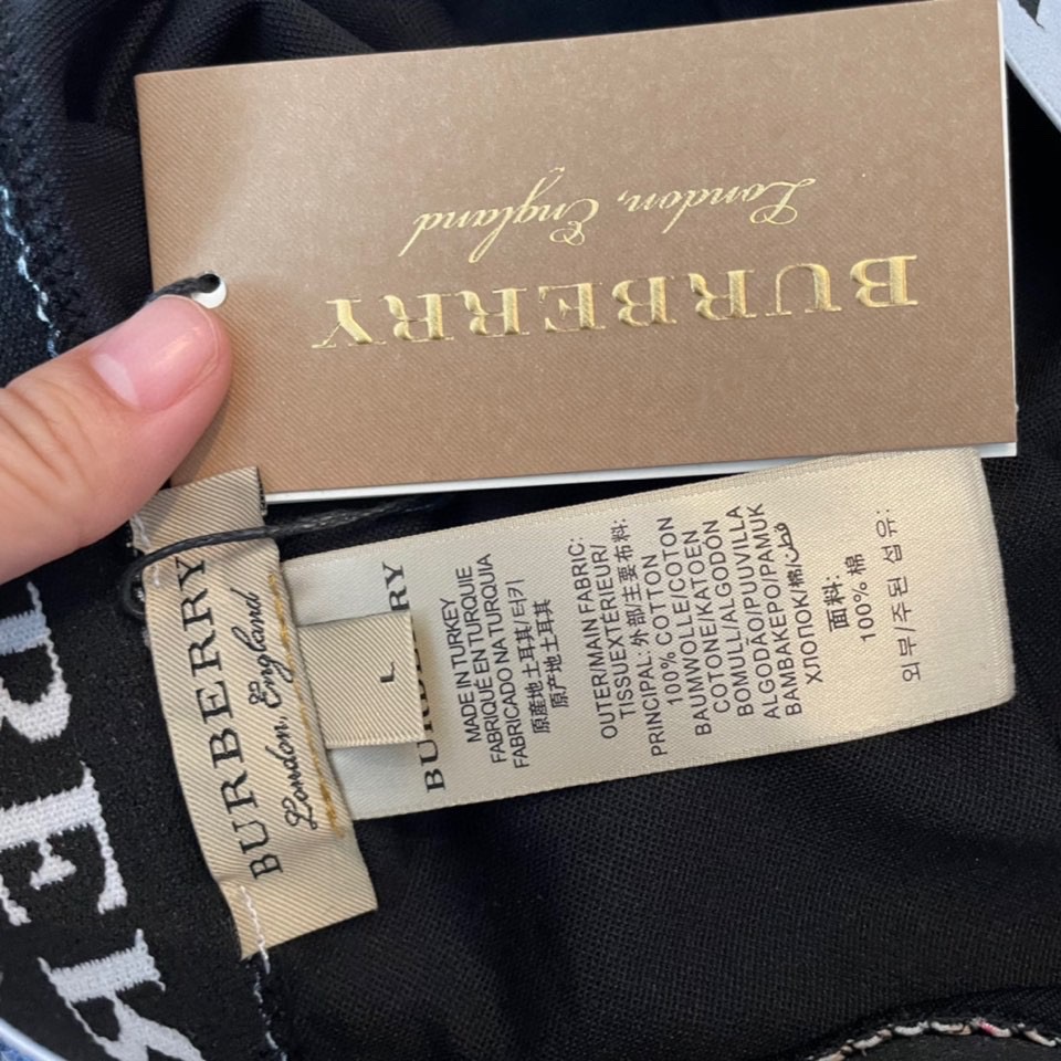 巴宝莉新款连体泳衣 😍🥰适合多种场景的游泳衣🏊‍♀️海边 游泳池 温泉 水上乐园 漂流都可以😌内搭也完全