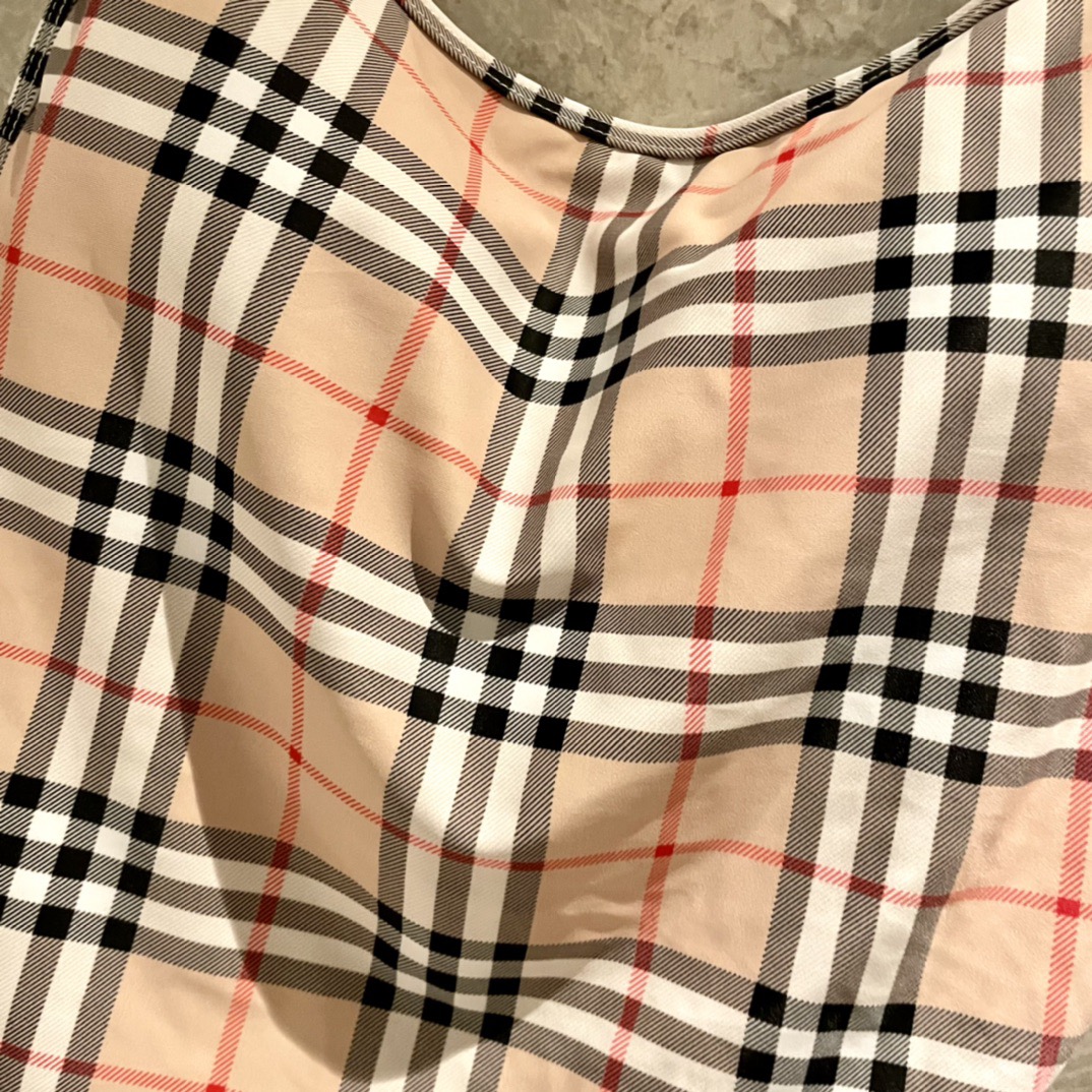 巴宝莉新款连体泳衣 😍🥰适合多种场景的游泳衣🏊‍♀️海边 游泳池 温泉 水上乐园 漂流都可以😌内搭也完全