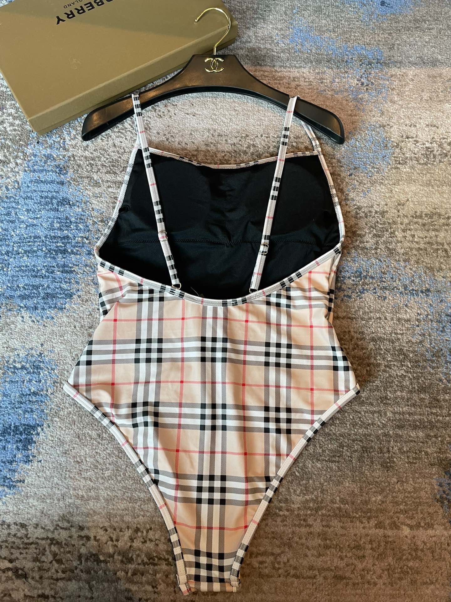 巴宝莉新款连体泳衣 😍🥰适合多种场景的游泳衣🏊‍♀️海边 游泳池 温泉 水上乐园 漂流都可以😌内搭也完全