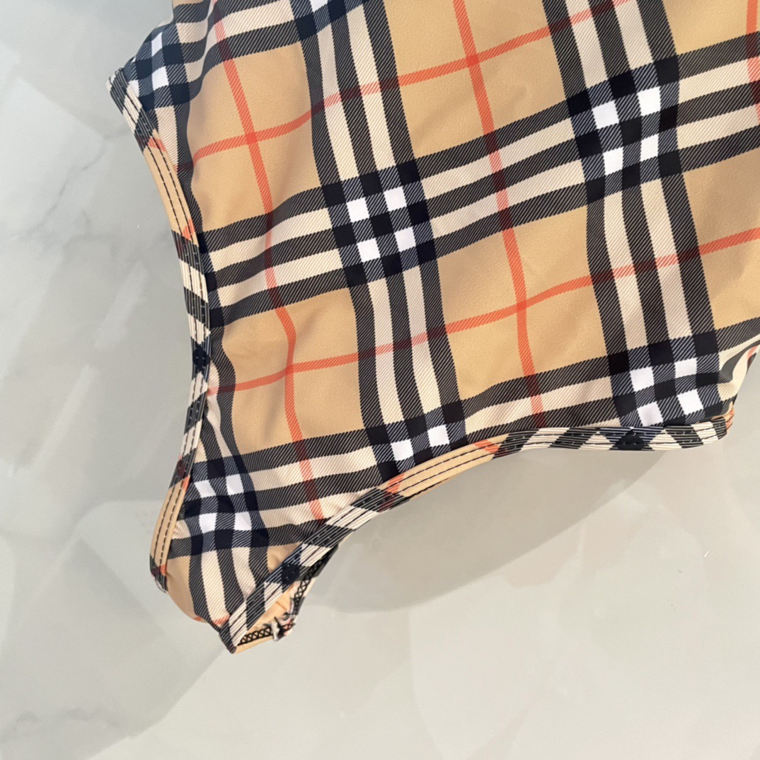 巴宝莉新款连体泳衣 😍🥰适合多种场景的游泳衣🏊‍♀️海边 游泳池 温泉 水上乐园 漂流都可以😌内搭也完全