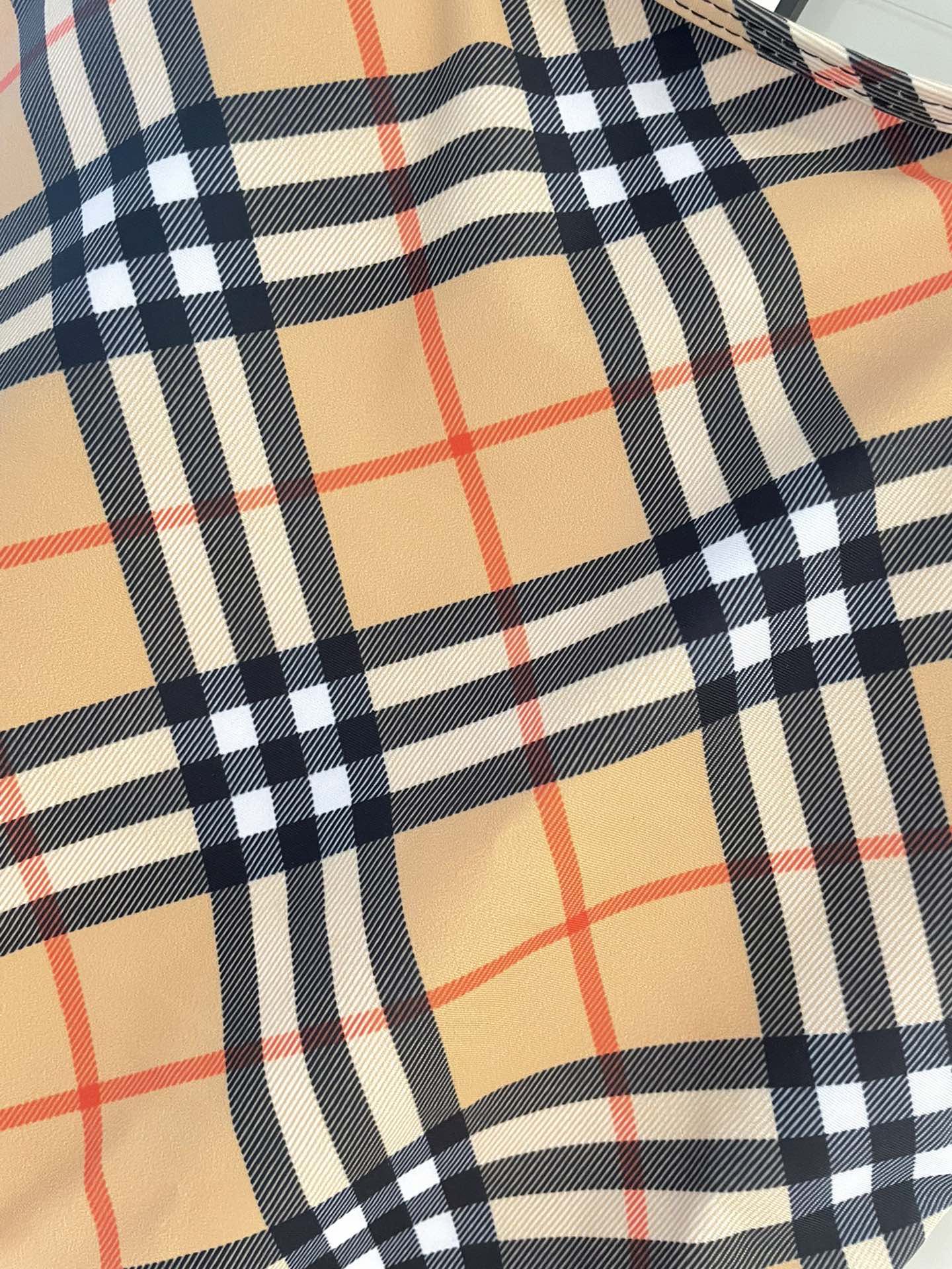 巴宝莉新款连体泳衣 😍🥰适合多种场景的游泳衣🏊‍♀️海边 游泳池 温泉 水上乐园 漂流都可以😌内搭也完全