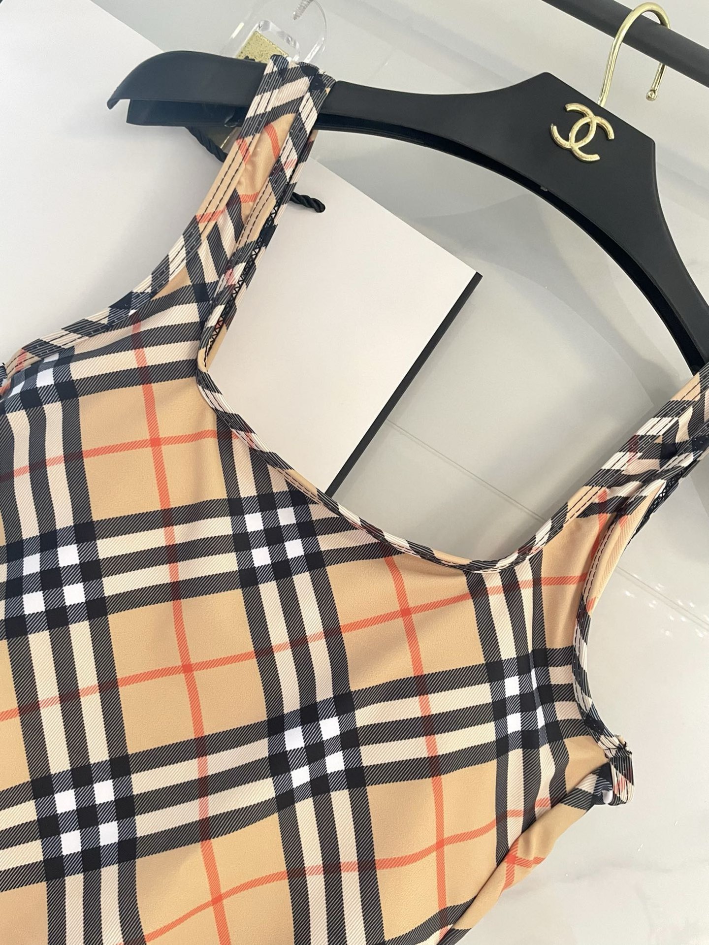 巴宝莉新款连体泳衣 😍🥰适合多种场景的游泳衣🏊‍♀️海边 游泳池 温泉 水上乐园 漂流都可以😌内搭也完全