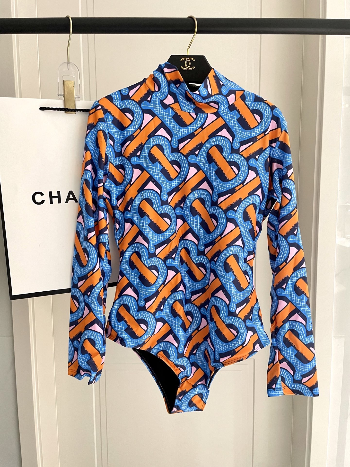 巴宝莉长袖连体防晒泳衣，收腰显瘦显腿长！超nice 平时可以配牛仔裤、短裤当连体衣穿！SMLXl