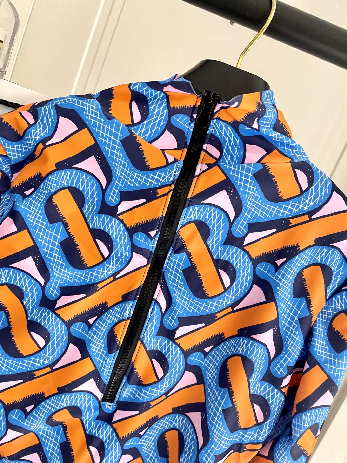 巴宝莉长袖连体防晒泳衣，收腰显瘦显腿长！超nice 平时可以配牛仔裤、短裤当连体衣穿！SMLXl