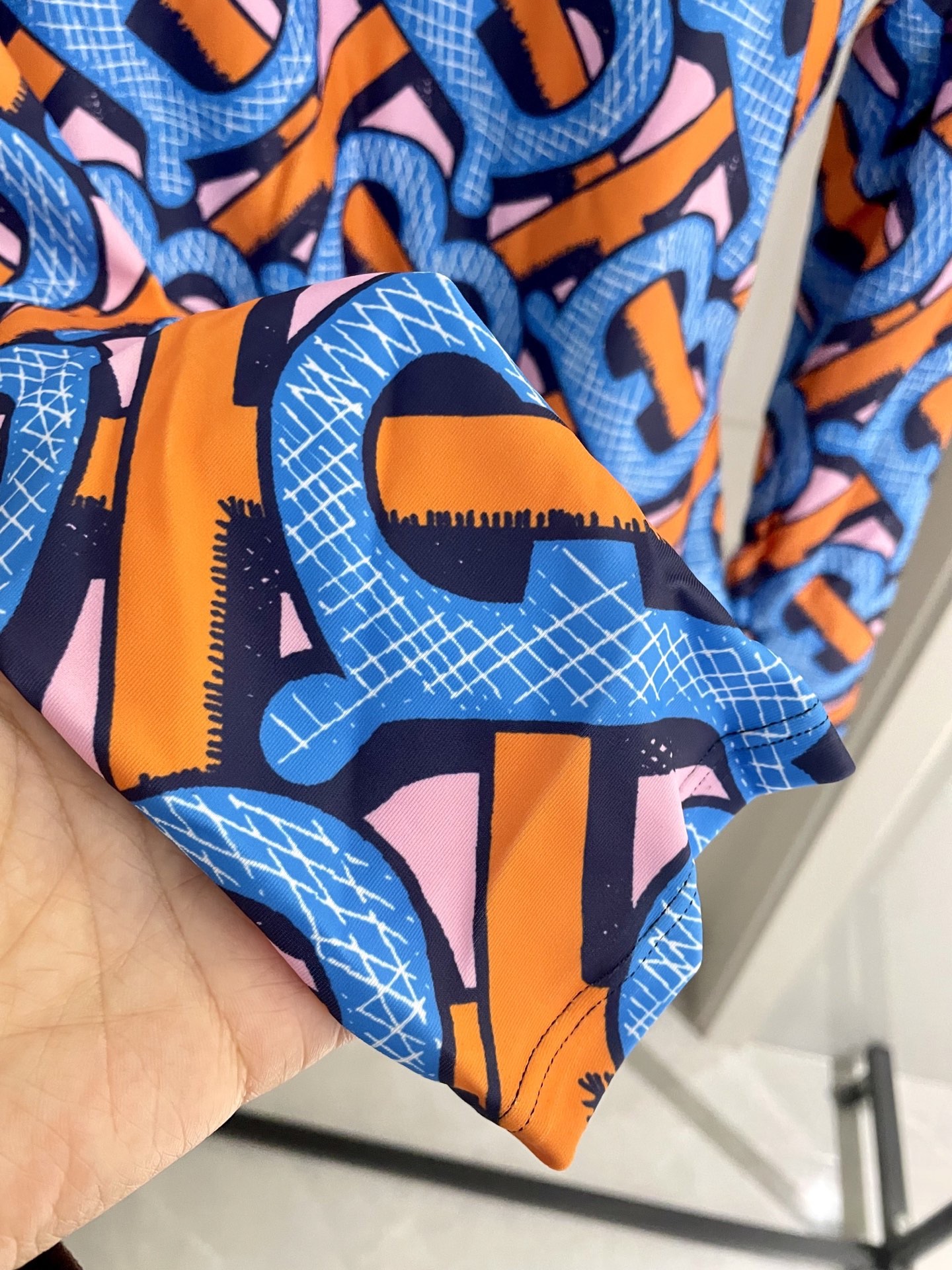 巴宝莉长袖连体防晒泳衣，收腰显瘦显腿长！超nice 平时可以配牛仔裤、短裤当连体衣穿！SMLXl