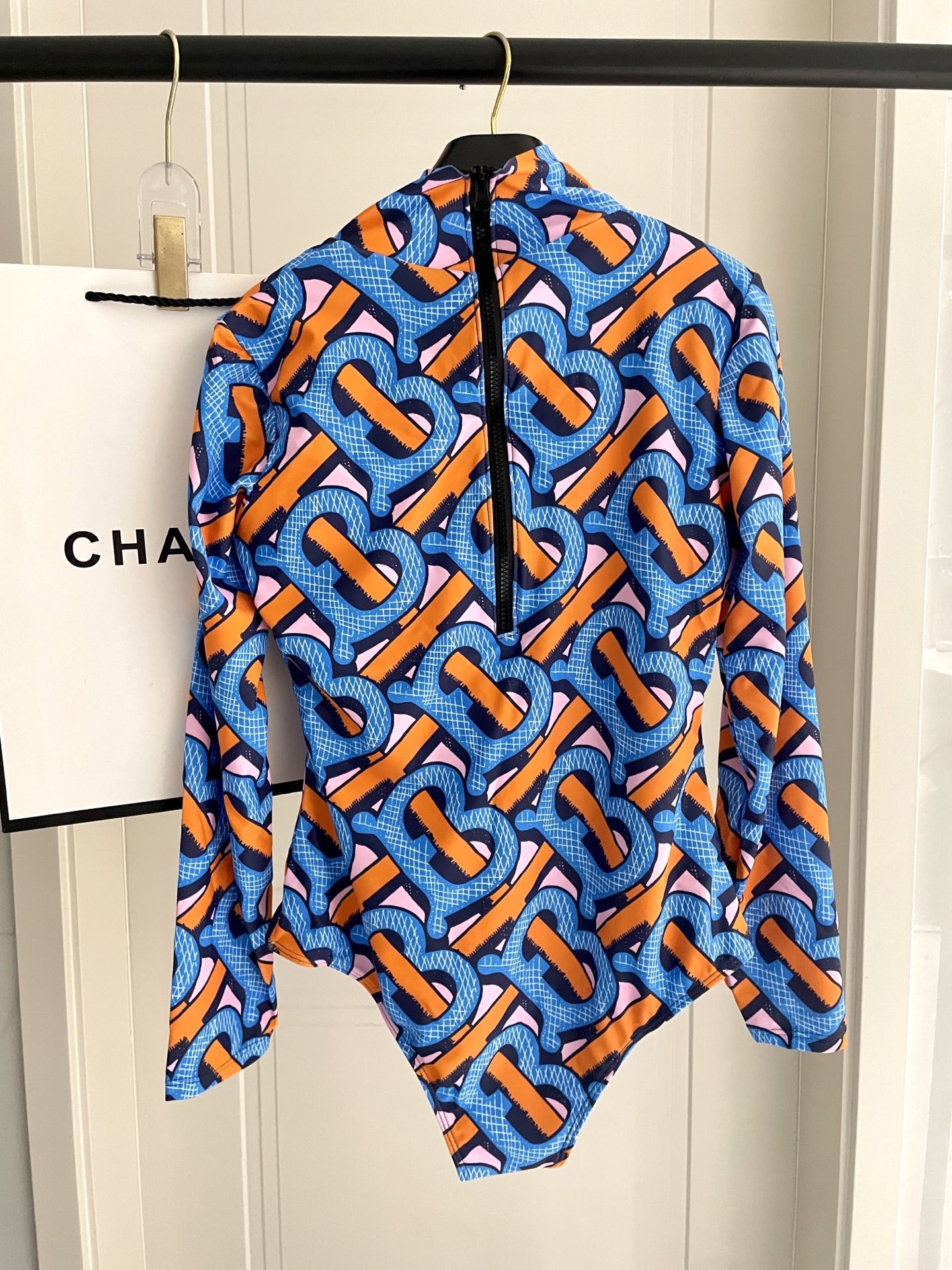 巴宝莉长袖连体防晒泳衣，收腰显瘦显腿长！超nice 平时可以配牛仔裤、短裤当连体衣穿！SMLXl