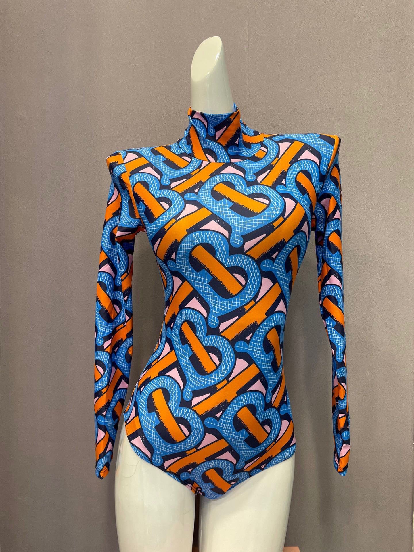 巴宝莉长袖连体防晒泳衣，收腰显瘦显腿长！超nice 平时可以配牛仔裤、短裤当连体衣穿！SMLXl