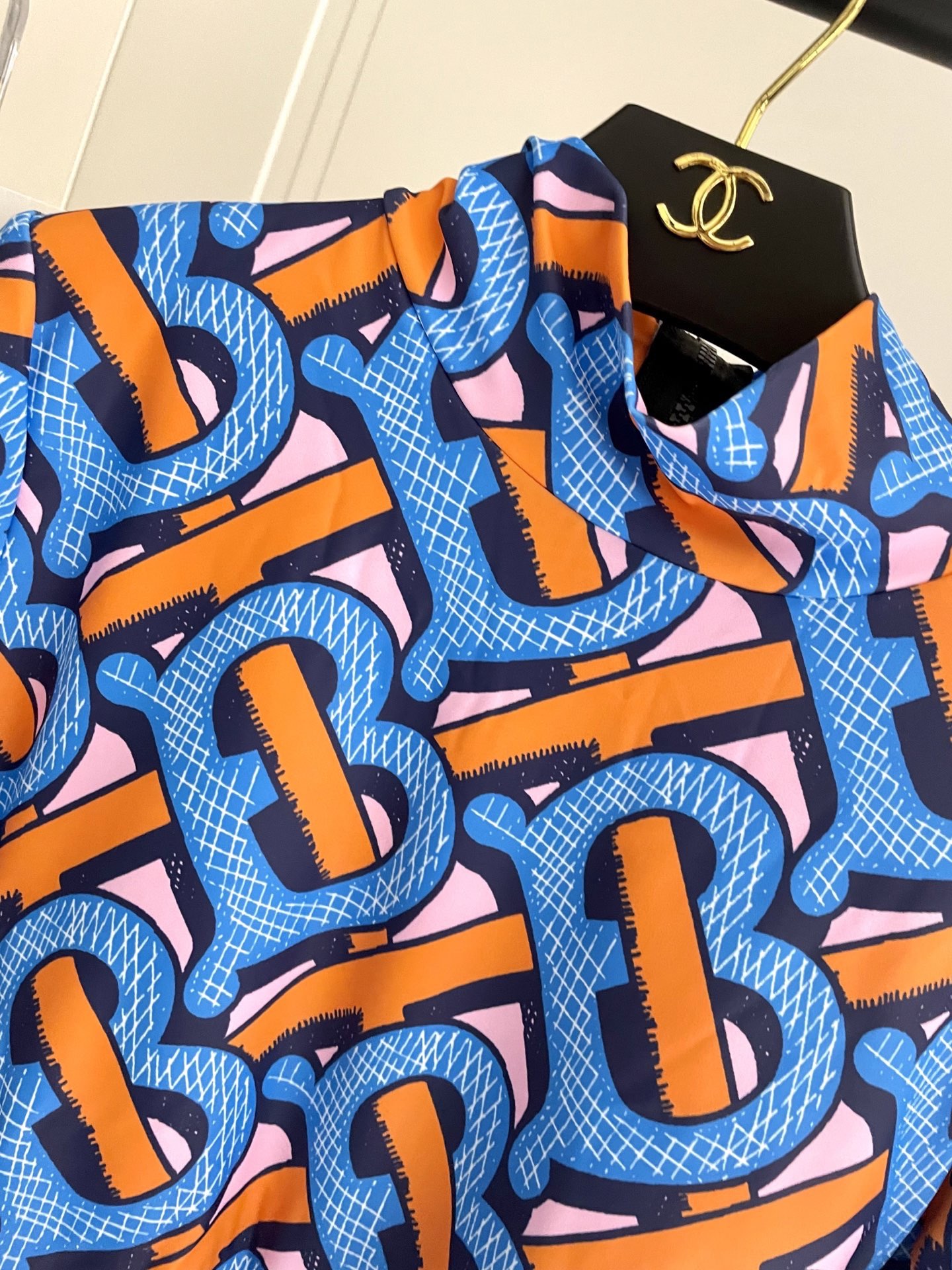 巴宝莉长袖连体防晒泳衣，收腰显瘦显腿长！超nice 平时可以配牛仔裤、短裤当连体衣穿！SMLXl