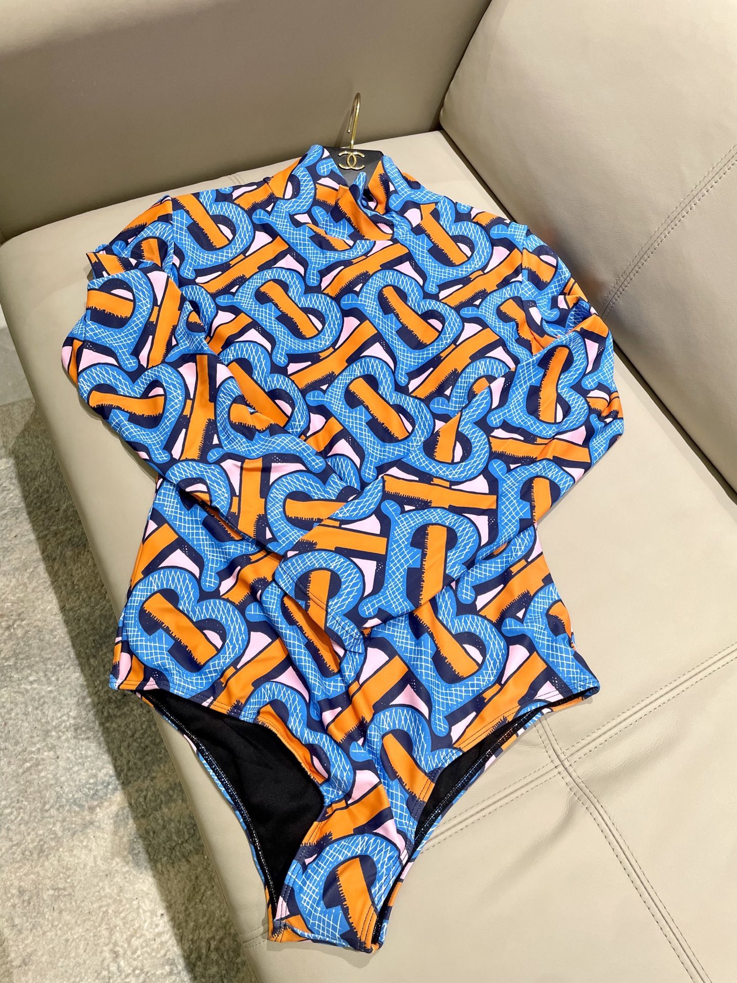 巴宝莉长袖连体防晒泳衣，收腰显瘦显腿长！超nice 平时可以配牛仔裤、短裤当连体衣穿！SMLXl