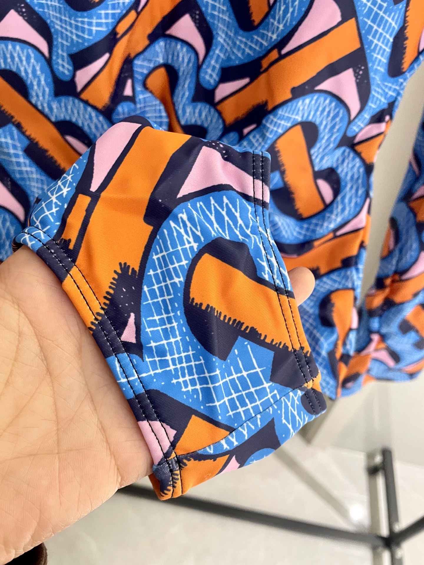 巴宝莉长袖连体防晒泳衣，收腰显瘦显腿长！超nice 平时可以配牛仔裤、短裤当连体衣穿！SMLXl