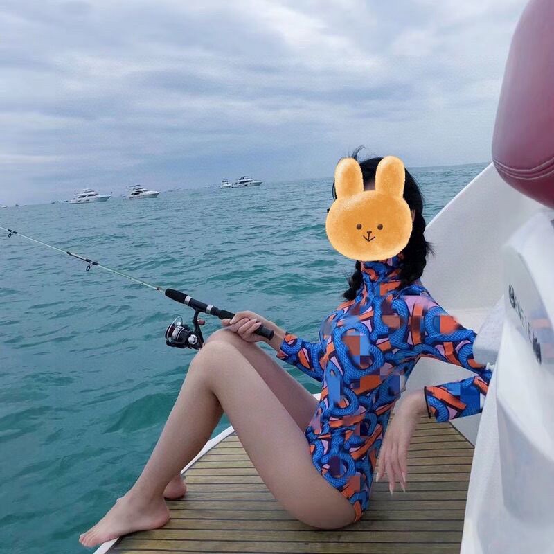 巴宝莉长袖连体防晒泳衣，收腰显瘦显腿长！超nice 平时可以配牛仔裤、短裤当连体衣穿！SMLXl