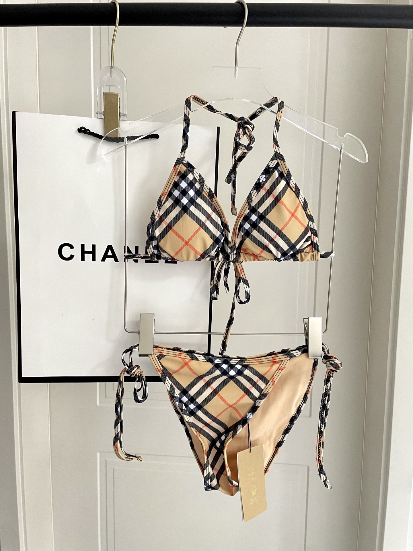 巴宝莉新款比基尼泳衣 😍🥰适合多种场景的游泳衣🏊‍♀️海边 游泳池 温泉 水上乐园 漂流都可以😌内搭也完