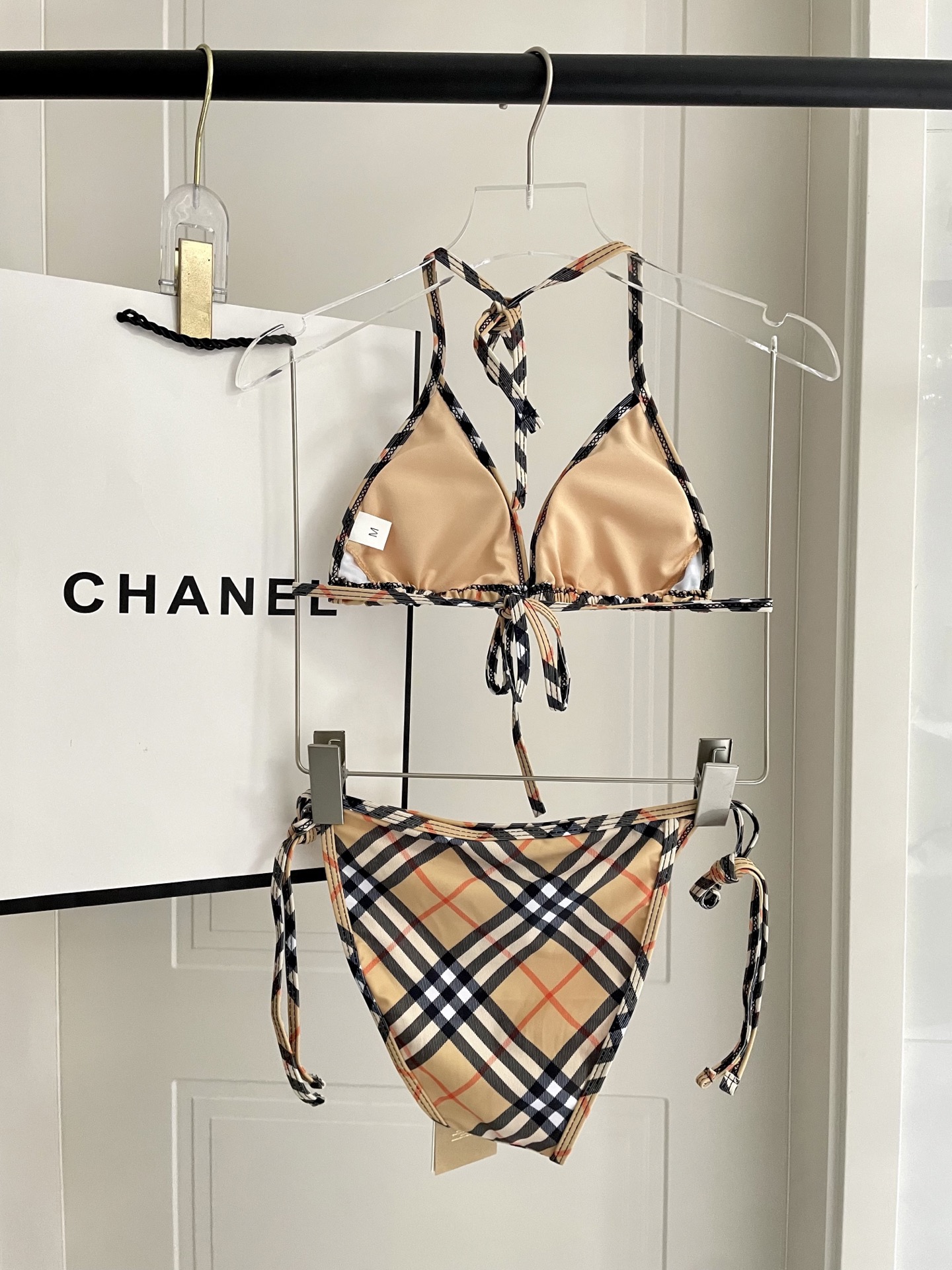 巴宝莉新款比基尼泳衣 😍🥰适合多种场景的游泳衣🏊‍♀️海边 游泳池 温泉 水上乐园 漂流都可以😌内搭也完