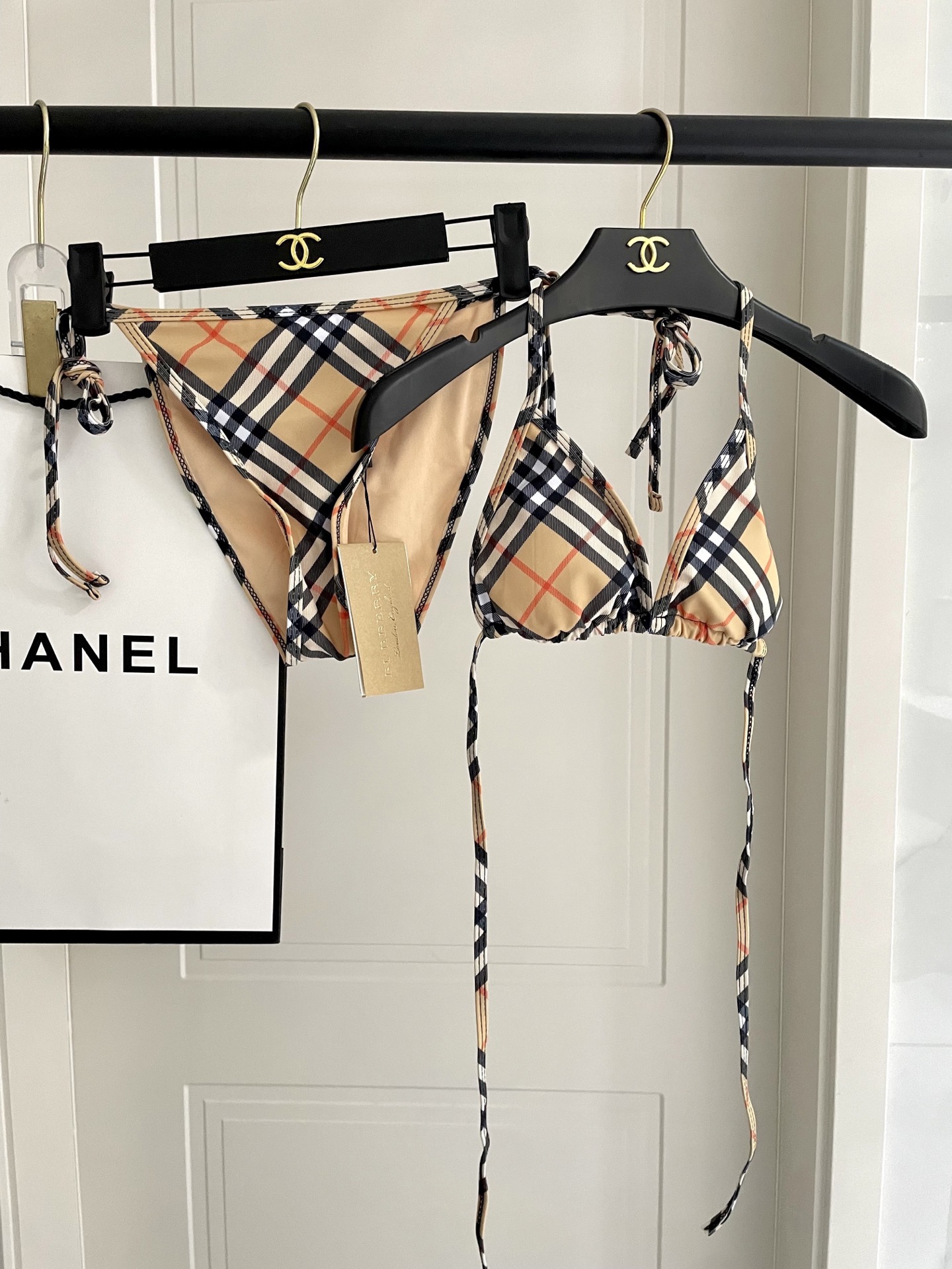 巴宝莉新款比基尼泳衣 😍🥰适合多种场景的游泳衣🏊‍♀️海边 游泳池 温泉 水上乐园 漂流都可以😌内搭也完