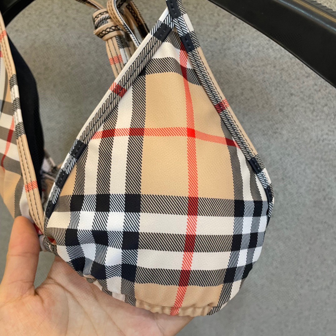 巴宝莉新款比基尼泳衣 😍🥰适合多种场景的游泳衣🏊‍♀️海边 游泳池 温泉 水上乐园 漂流都可以😌内搭也完