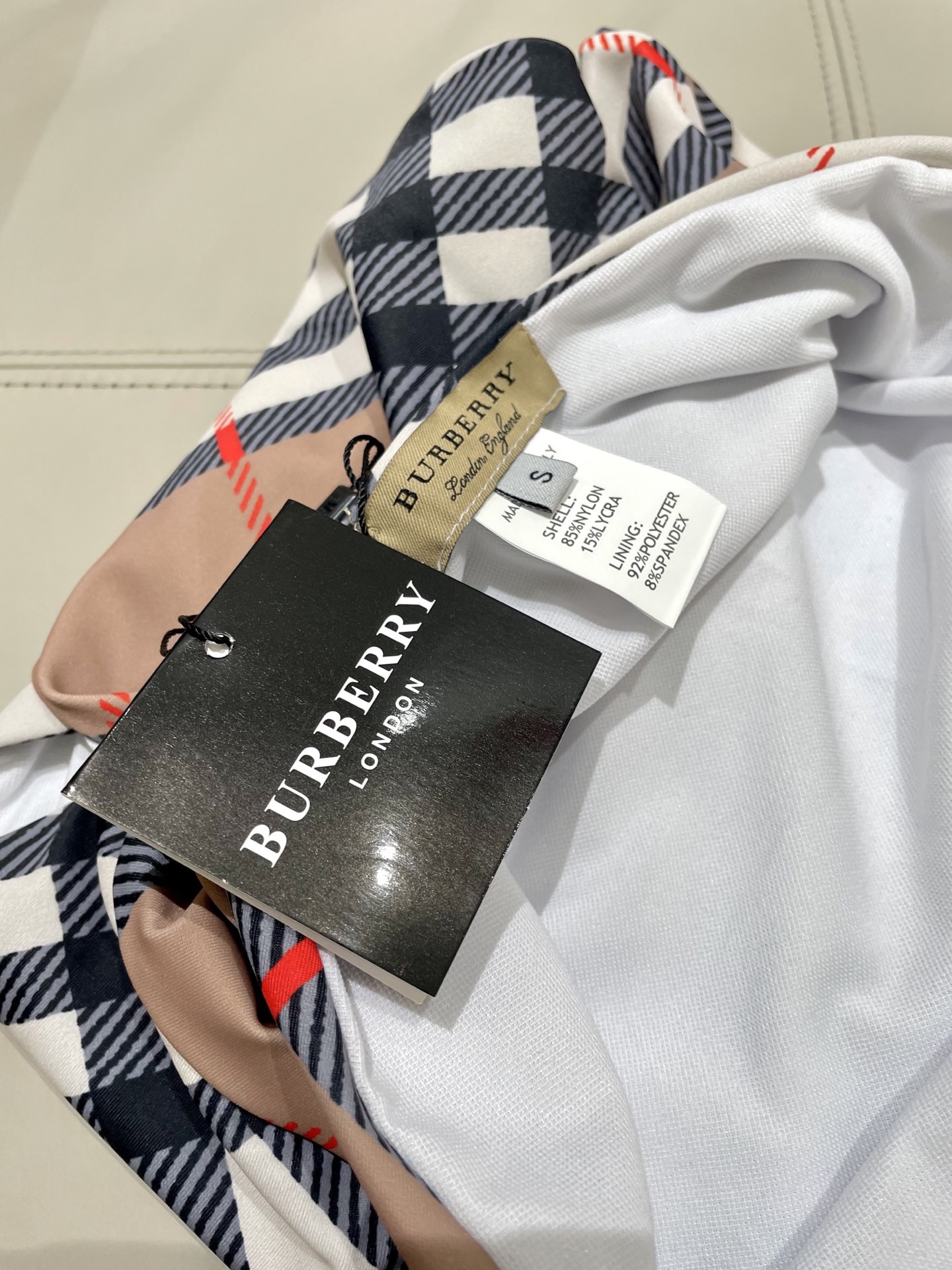 巴宝莉新款比基尼泳衣 😍🥰适合多种场景的游泳衣🏊‍♀️海边 游泳池 温泉 水上乐园 漂流都可以😌内搭也完