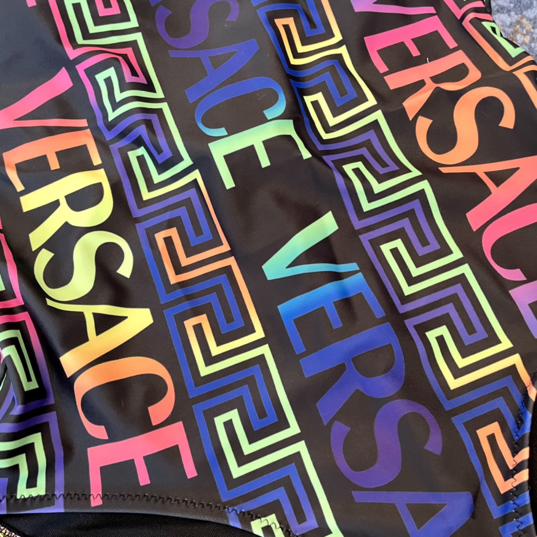 范思哲😍🥰适合多种场景的游泳衣🏊‍♀️海边 游泳池 温泉 水上乐园 漂流都可以😌内搭也完全可以 连体设计