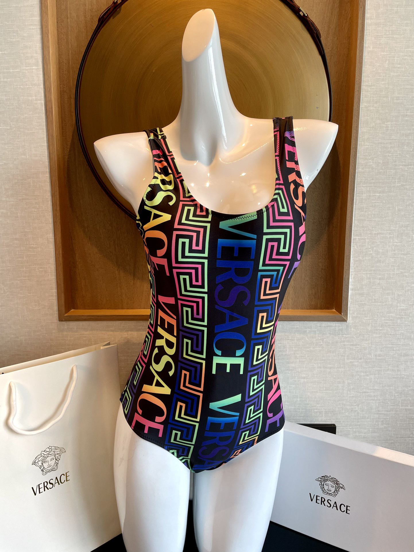 范思哲😍🥰适合多种场景的游泳衣🏊‍♀️海边 游泳池 温泉 水上乐园 漂流都可以😌内搭也完全可以 连体设计