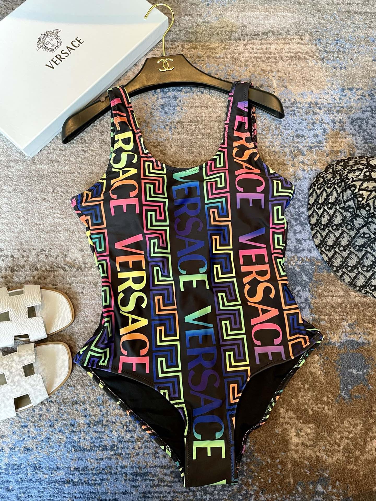 范思哲😍🥰适合多种场景的游泳衣🏊‍♀️海边 游泳池 温泉 水上乐园 漂流都可以😌内搭也完全可以 连体设计