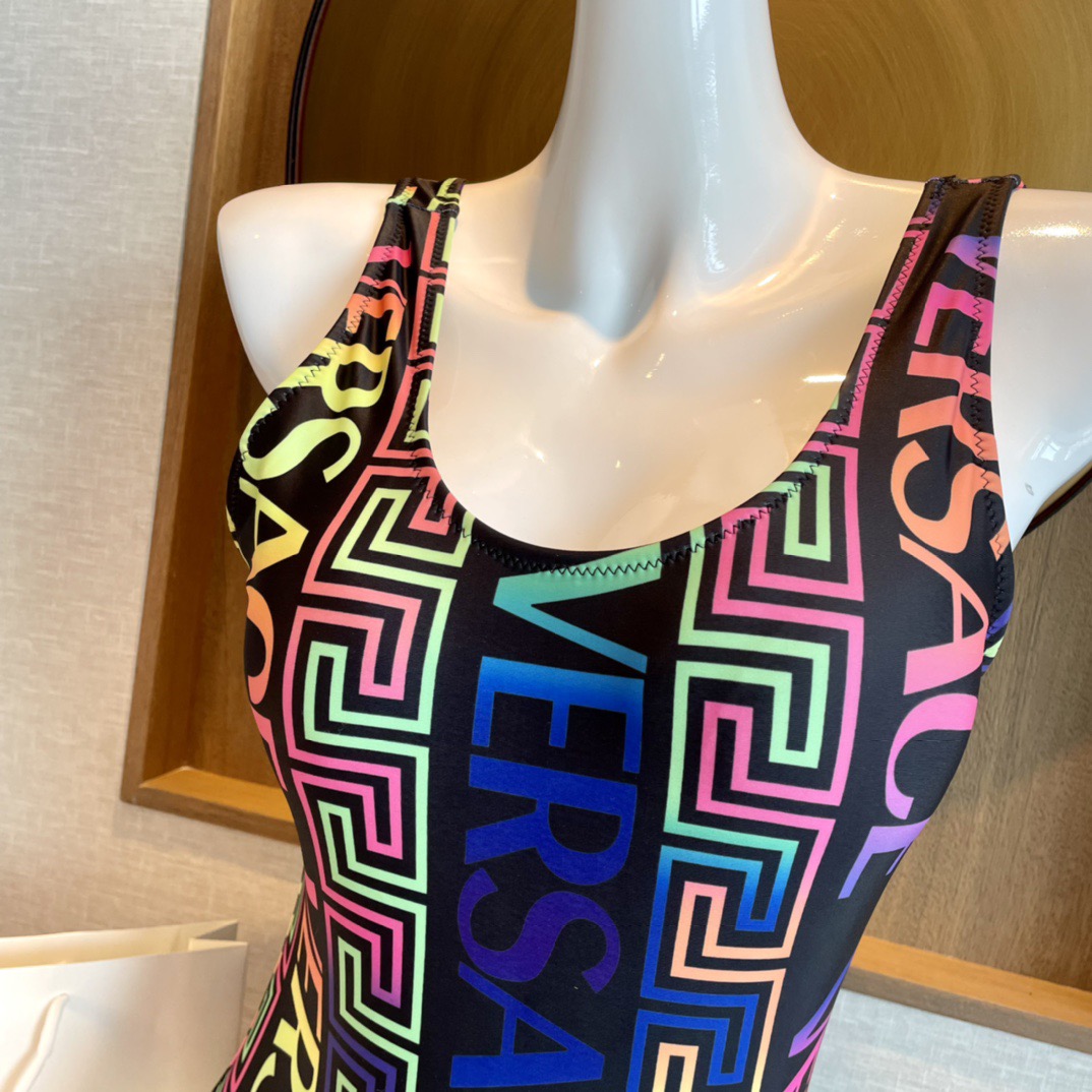 范思哲😍🥰适合多种场景的游泳衣🏊‍♀️海边 游泳池 温泉 水上乐园 漂流都可以😌内搭也完全可以 连体设计