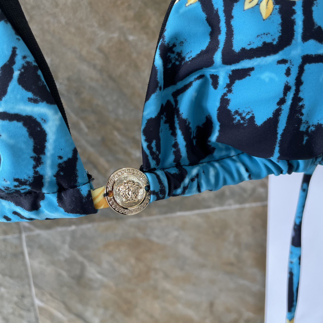 范思哲😍🥰适合多种场景的游泳衣🏊‍♀️海边 游泳池 温泉 水上乐园 漂流都可以😌内搭也完全可以 连体设计