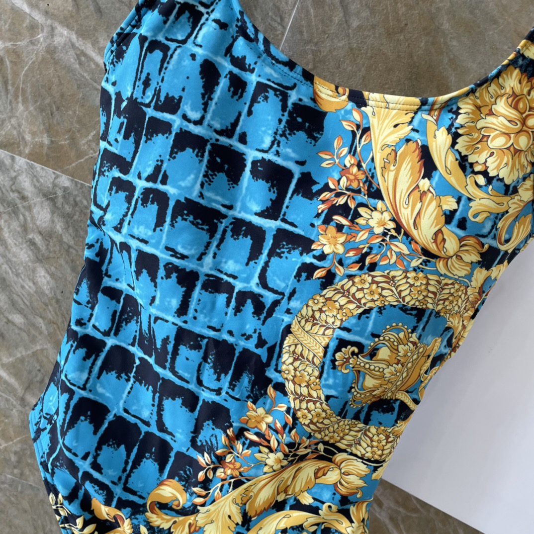 范思哲😍🥰适合多种场景的游泳衣🏊‍♀️海边 游泳池 温泉 水上乐园 漂流都可以😌内搭也完全可以 连体设计