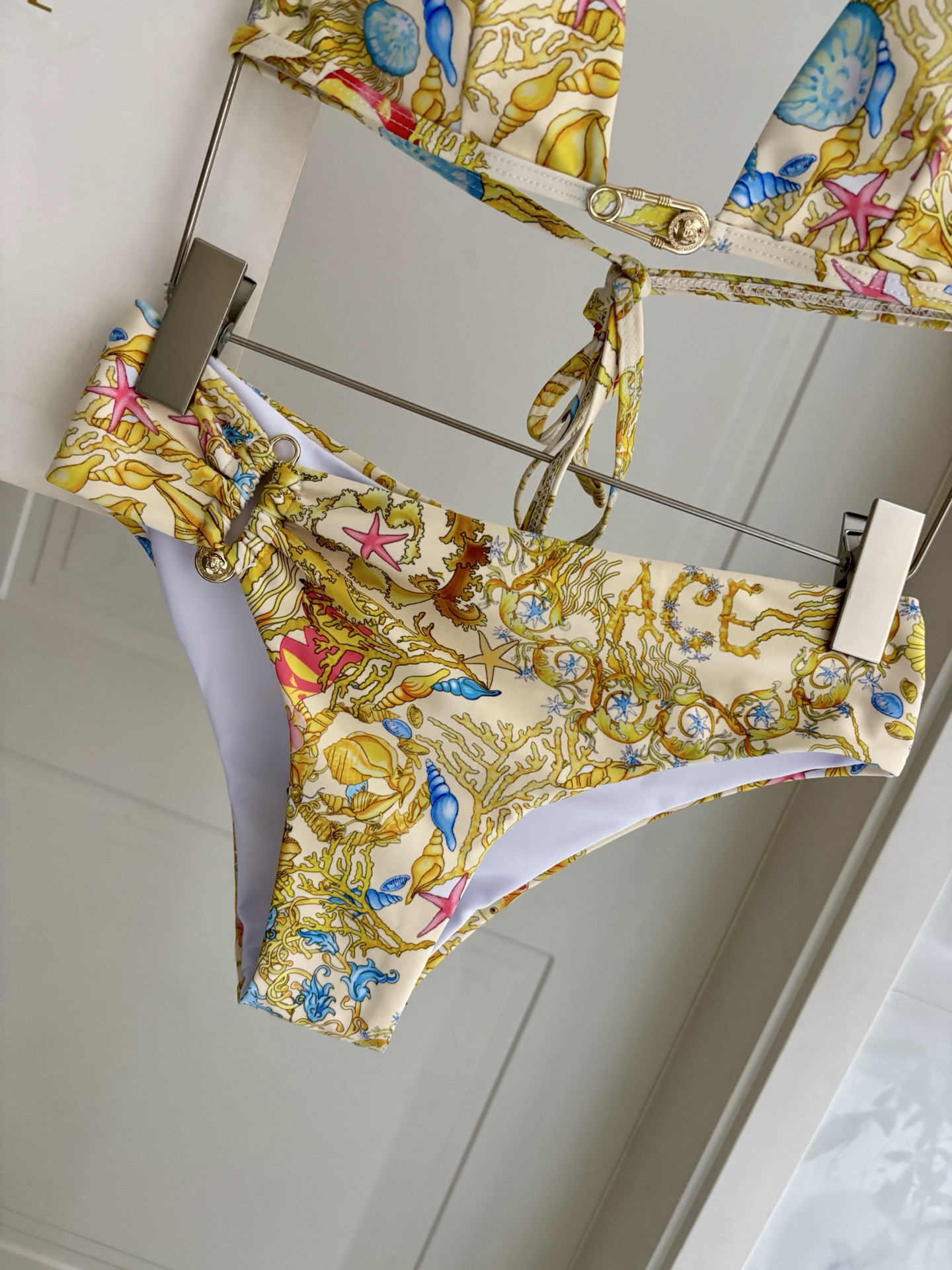 范思哲😍🥰适合多种场景的游泳衣🏊‍♀️海边 游泳池 温泉 水上乐园 漂流都可以😌内搭也完全可以 连体设计