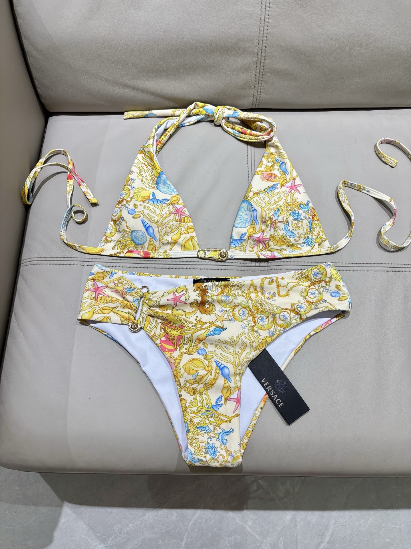 范思哲😍🥰适合多种场景的游泳衣🏊‍♀️海边 游泳池 温泉 水上乐园 漂流都可以😌内搭也完全可以 连体设计