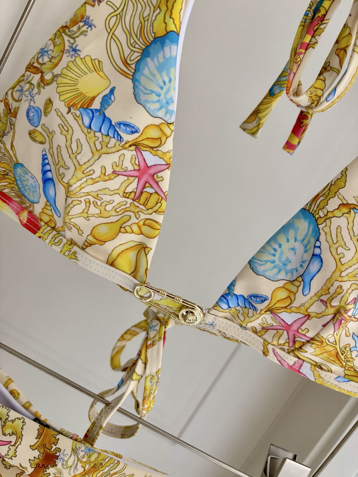 范思哲😍🥰适合多种场景的游泳衣🏊‍♀️海边 游泳池 温泉 水上乐园 漂流都可以😌内搭也完全可以 连体设计