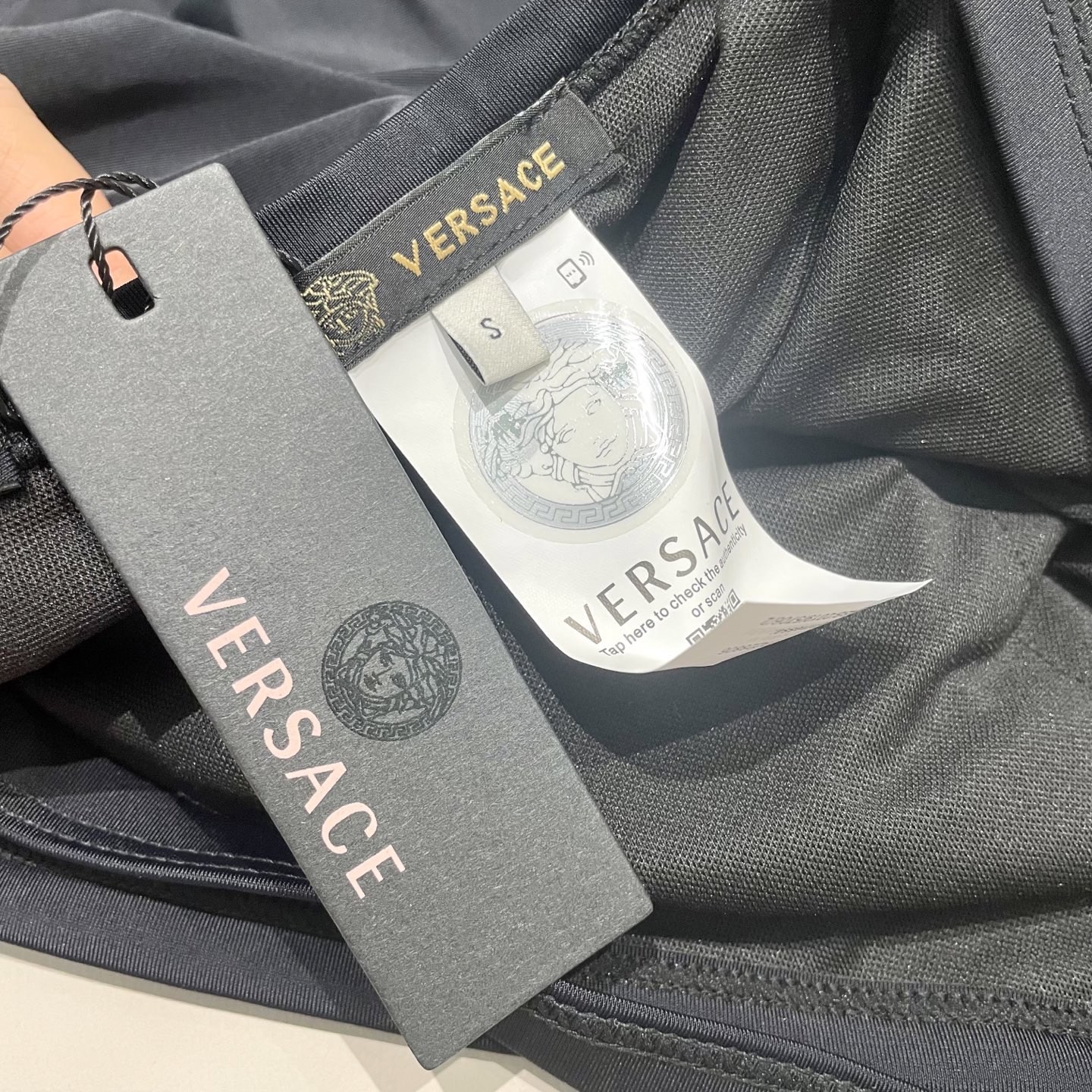 范思哲😍🥰适合多种场景的游泳衣🏊‍♀️海边 游泳池 温泉 水上乐园 漂流都可以😌内搭也完全可以 连体设计