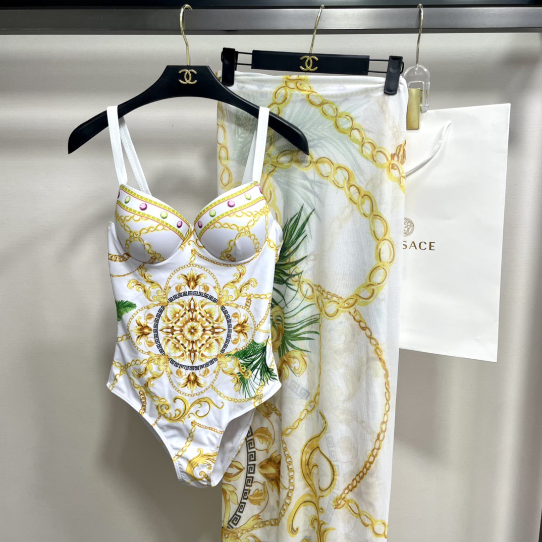 范思哲新款时尚潮流款 😍🥰适合多种场景的游泳衣🏊‍♀️海边 游泳池 温泉 水上乐园 漂流都可以😌内搭也完