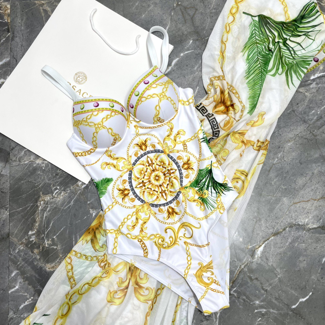 范思哲新款时尚潮流款 😍🥰适合多种场景的游泳衣🏊‍♀️海边 游泳池 温泉 水上乐园 漂流都可以😌内搭也完