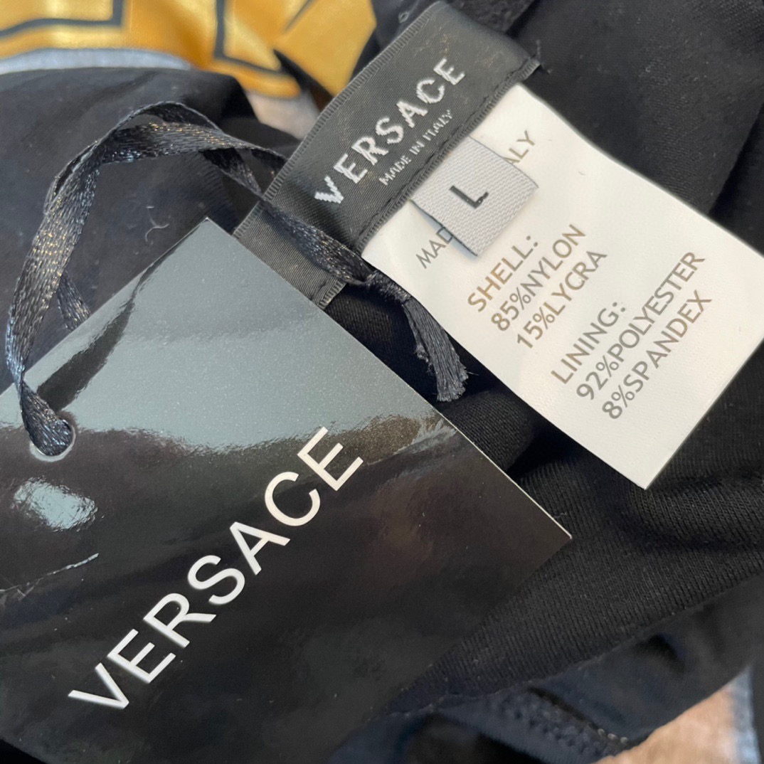 范思哲新款连体泳衣 对版五金😍🥰适合多种场景的游泳衣🏊‍♀️海边 游泳池 温泉 水上乐园 漂流都可以😌内