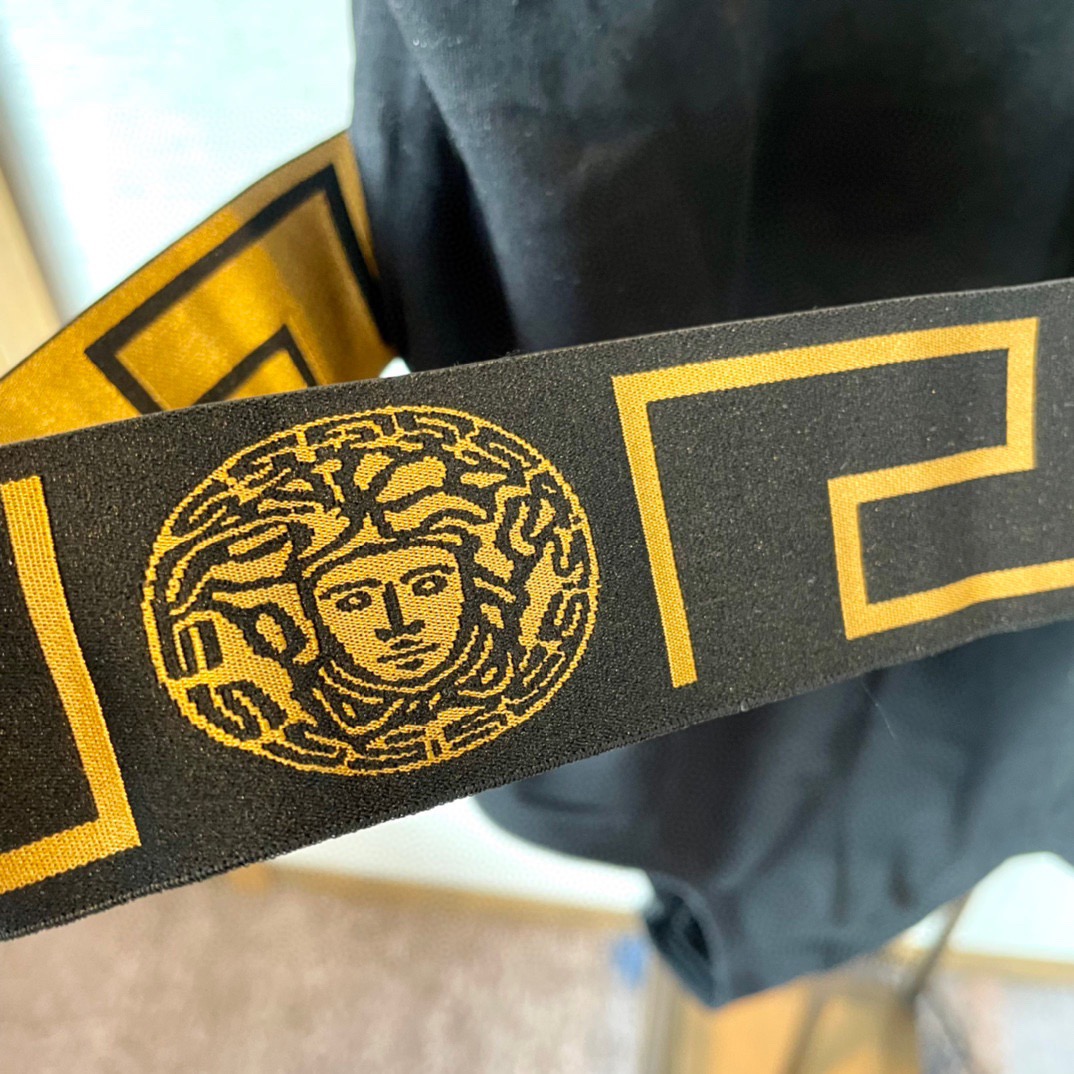 范思哲新款连体泳衣 对版五金😍🥰适合多种场景的游泳衣🏊‍♀️海边 游泳池 温泉 水上乐园 漂流都可以😌内