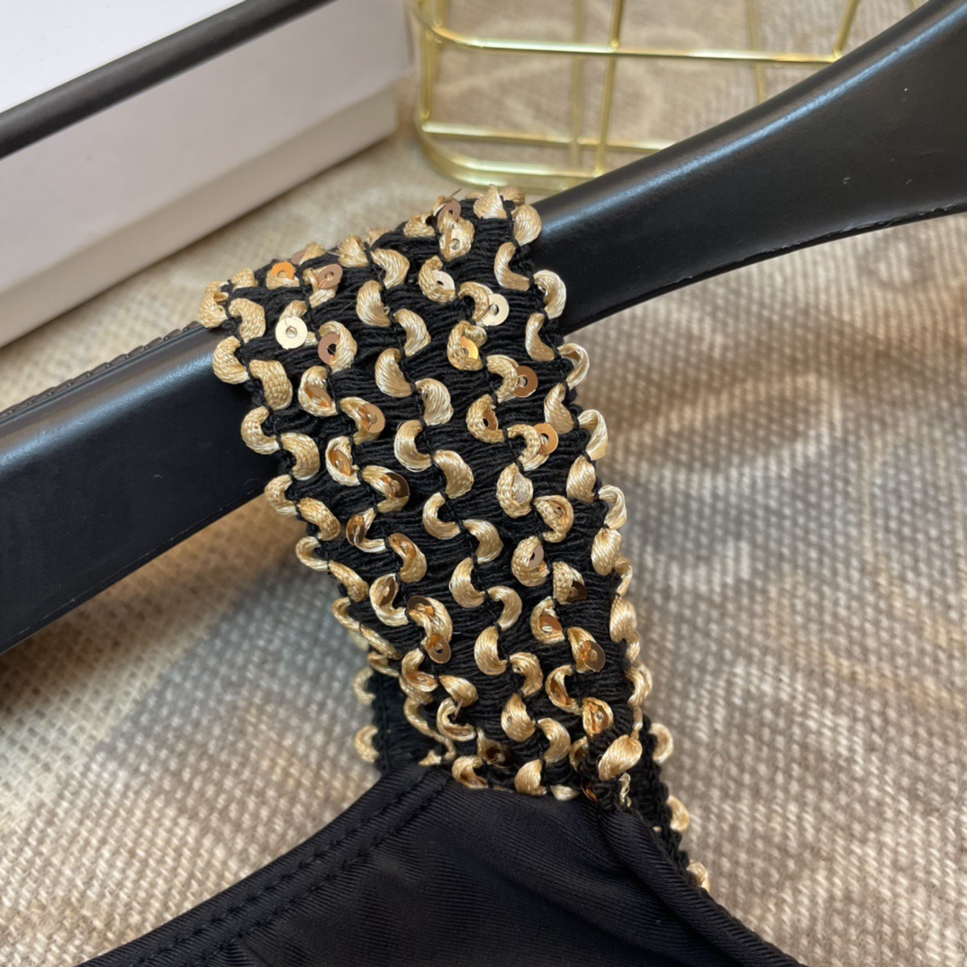 范思哲新款比基尼👙❤️😍🥰适合多种场景的游泳衣🏊‍♀️海边 游泳池 温泉 水上乐园 漂流都可以😌内搭外穿