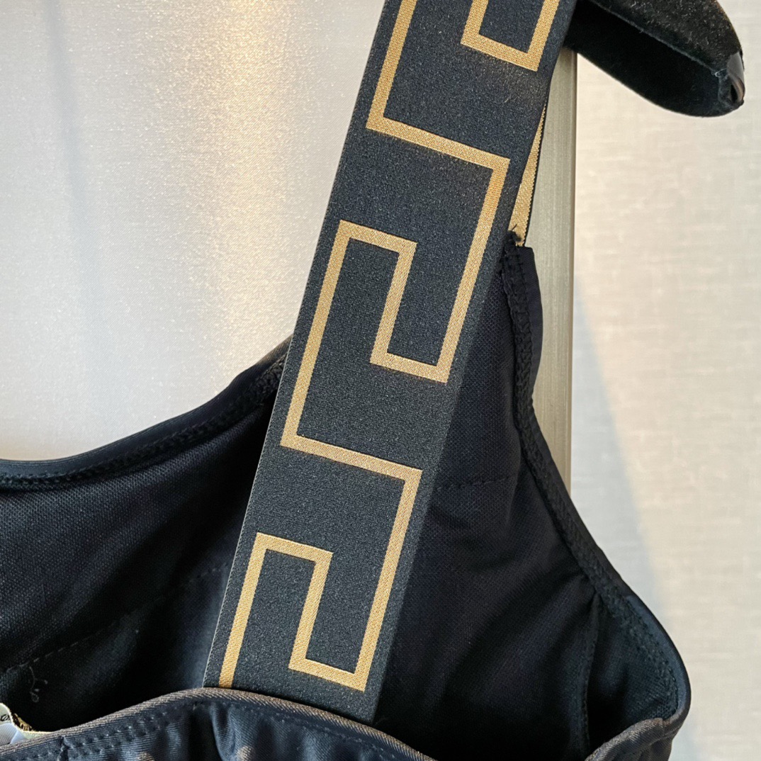 范思哲新款连体👙❤️😍🥰适合多种场景的游泳衣🏊‍♀️海边 游泳池 温泉 水上乐园 漂流都可以😌内搭外穿也