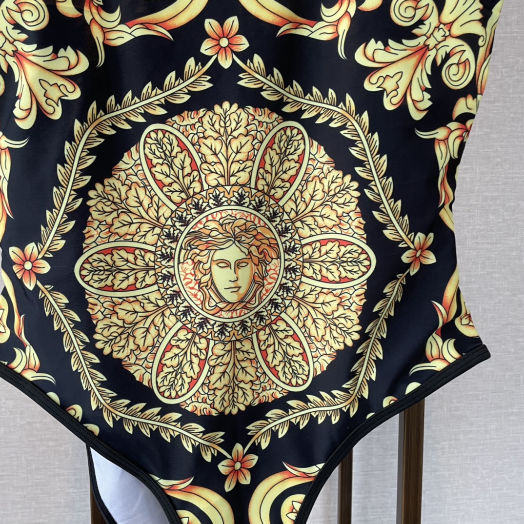 范思哲新款连体👙❤️😍🥰适合多种场景的游泳衣🏊‍♀️海边 游泳池 温泉 水上乐园 漂流都可以😌内搭外穿也