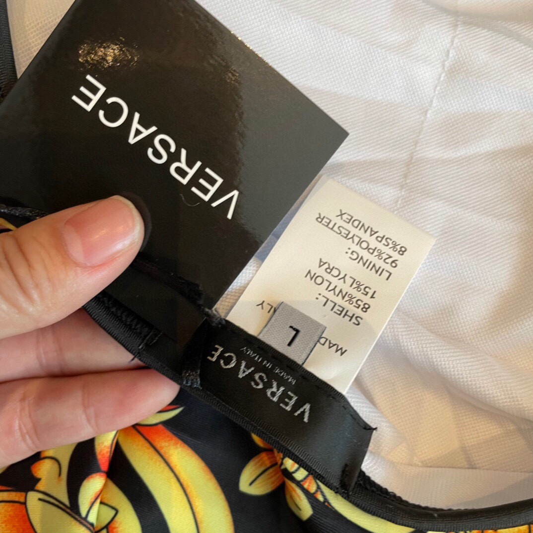 范思哲新款连体👙❤️😍🥰适合多种场景的游泳衣🏊‍♀️海边 游泳池 温泉 水上乐园 漂流都可以😌内搭外穿也