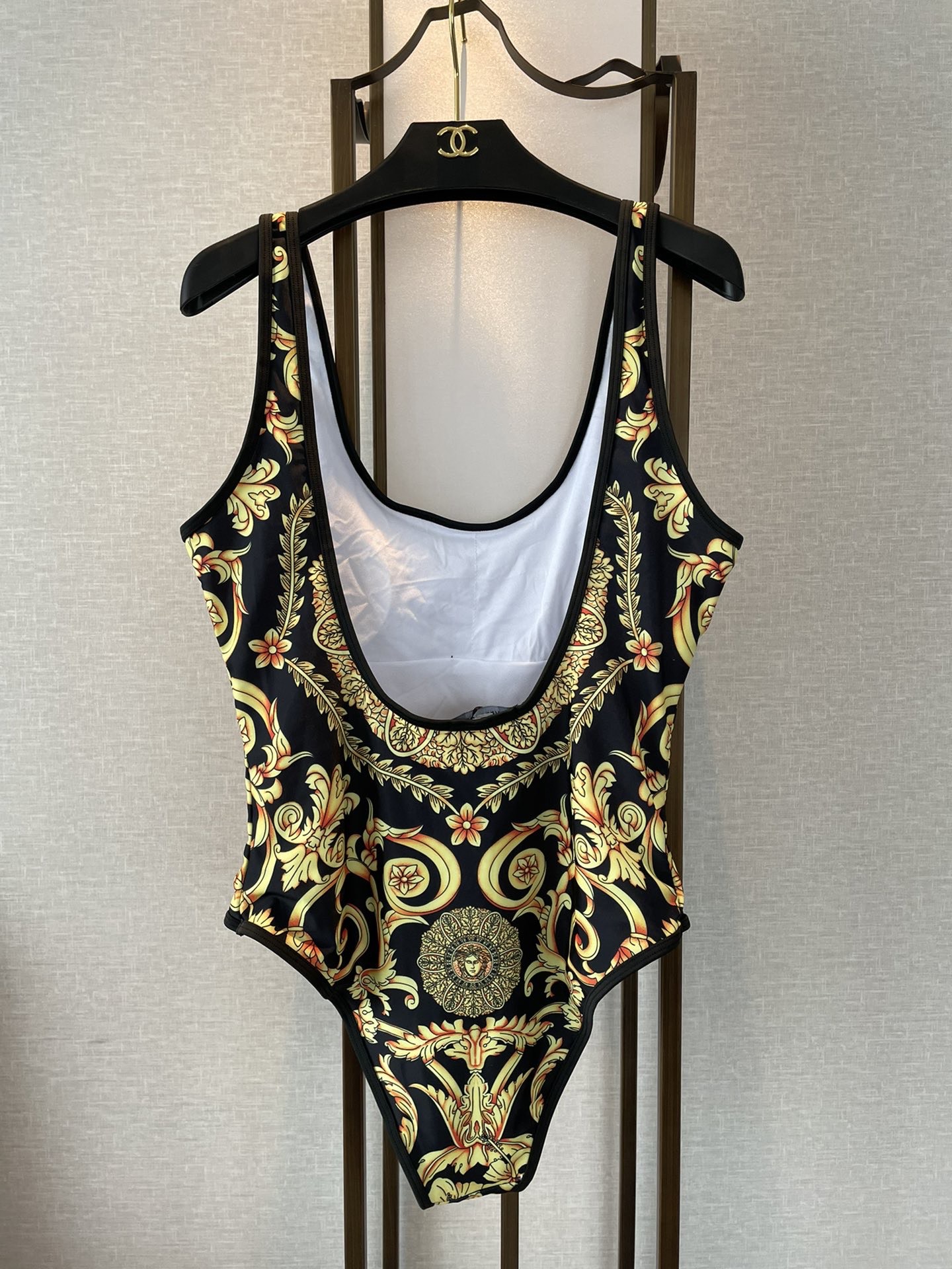 范思哲新款连体👙❤️😍🥰适合多种场景的游泳衣🏊‍♀️海边 游泳池 温泉 水上乐园 漂流都可以😌内搭外穿也