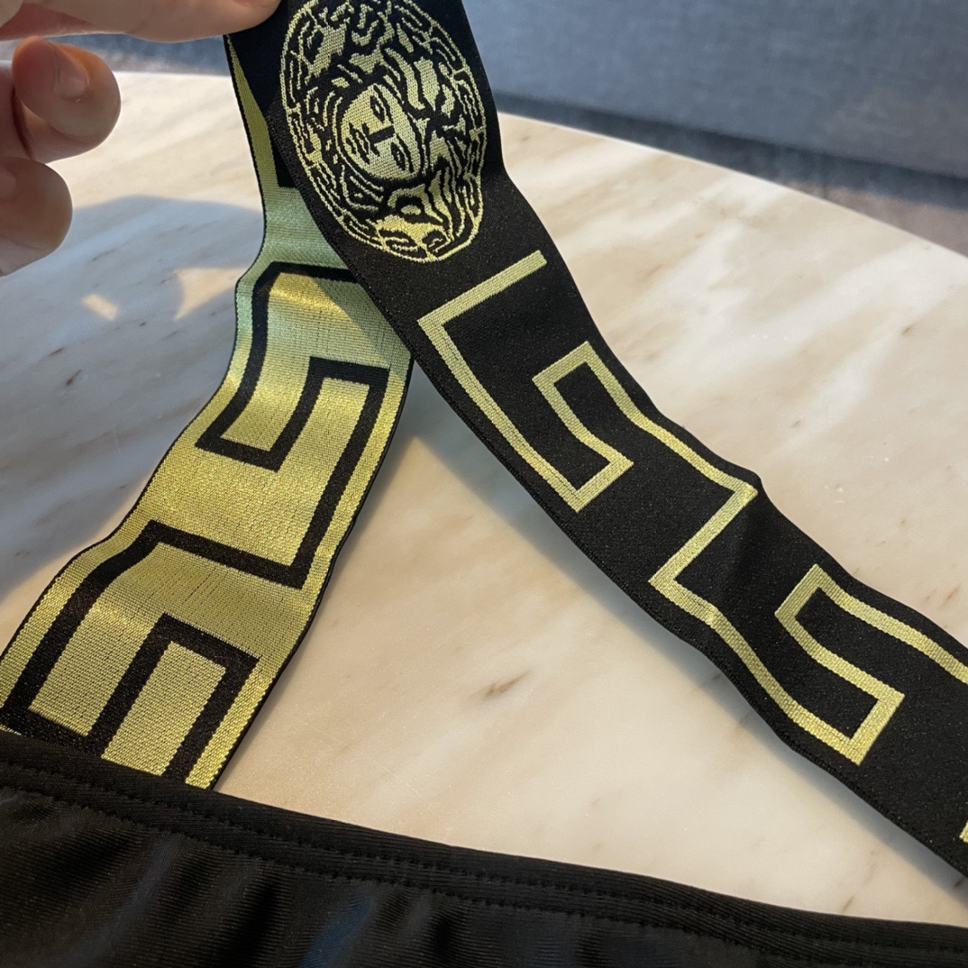 范思哲新款连体👙❤️😍🥰适合多种场景的游泳衣🏊‍♀️海边 游泳池 温泉 水上乐园 漂流都可以😌内搭外穿也